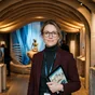 Museumskurator forbereder en flersproget lydguide