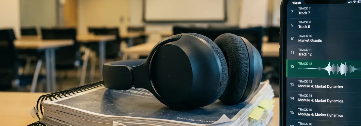 Salle de formation professionnelle avec casques et interface LMS