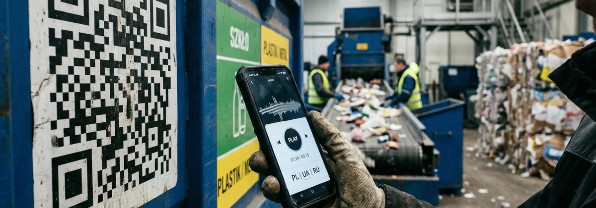 Głośnik PA na placu budowy z pracownikami w kaskach