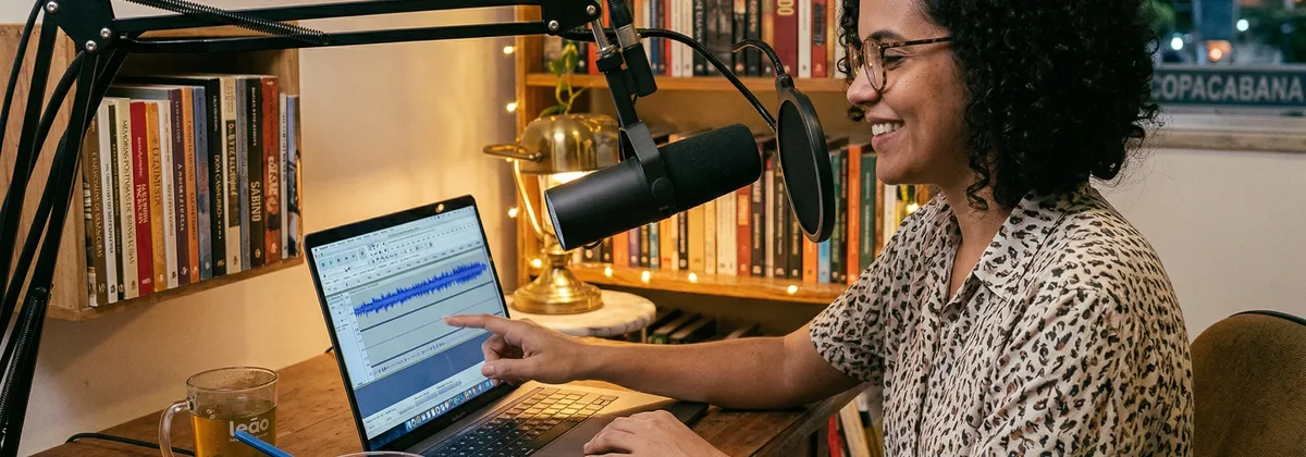 Podcaster brasileiro a editar episódio com narração IA e música de fundo
