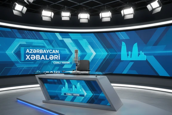 Mikrofon ve Bakı haber grafiklerinin yer aldığı ekranıyla modern haber stüdyosu