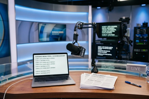 News desk na may microphone at teleprompter script