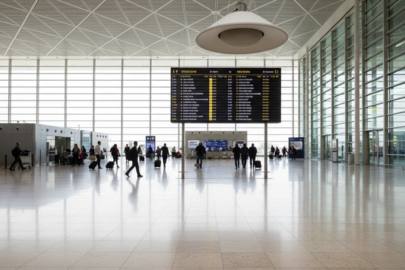 רמקול הכרזות בשדה תעופה עם לוח טיסות בעברית